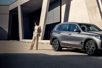 "BMW X5 - 96.00 लाख में उपलब्ध दमदार 281 BHP इंजन और 12 kmpl माइलेज के साथ"